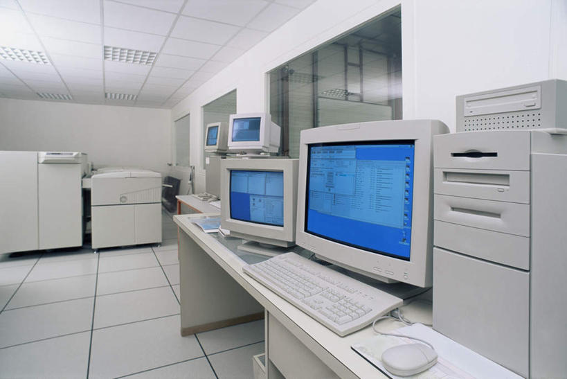 无人,横图,室内,白天,正面,电脑,显示器,鼠标,键盘,打印机,窗户,门,桌子,阴影,光线,网络,影子,办公桌,墙,办公用品,输入设备,通讯设备,玻璃窗,墙壁,墙面,白色,门框,台式电脑,办公设备,通信设备,输出设备,彩图,打印