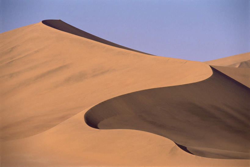 无人,公园,横图,室外,白天,正面,旅游,度假,美景,沙漠,非洲,纳米比亚,阴影,曲折,弯曲,光线,纹路,纹理,影子,景观,沙丘,娱乐,蓝色,蓝天,天空,自然,天,享受,休闲,景色,放松,蜿蜒,晴朗,国家公园,自然风光,万里无云,肌理,纳米比亚共和国,纳米布.诺克卢福国家公园,大漠,砂漠,晴空,晴空万里,彩图