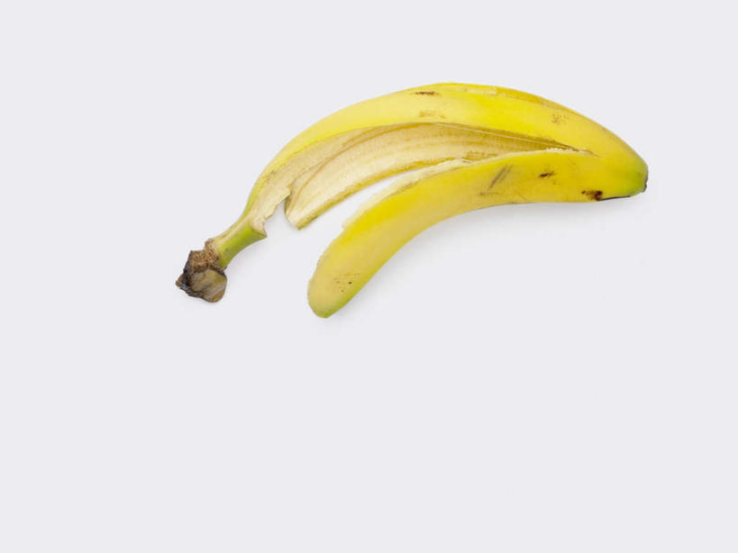 无人,横图,俯视,室内,特写,白天,白色背景,桌面,桌子,香蕉,水果,新鲜,木制,生食,食品,果实,食物,黄色,木制品,摄影,有机食品,绿色食品,影棚,香蕉皮,甘蕉,彩图,高角度拍摄,影棚拍摄,拍摄