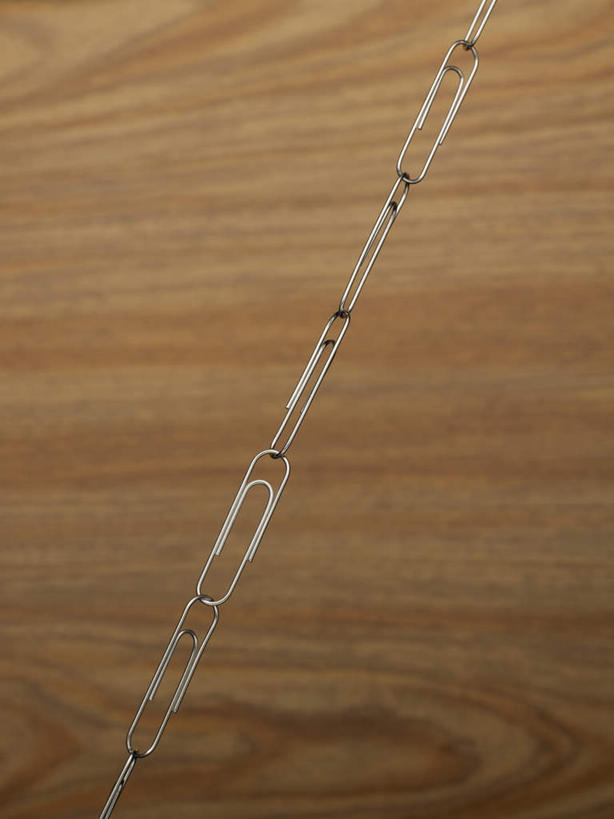 无人,竖图,俯视,室内,特写,白天,桌面,桌子,静物,金属制品,一排,整齐,金属,木制,办公用品,回形针,排列,木制品,学习用品,文具用品,队列,曲别针,彩图,高角度拍摄