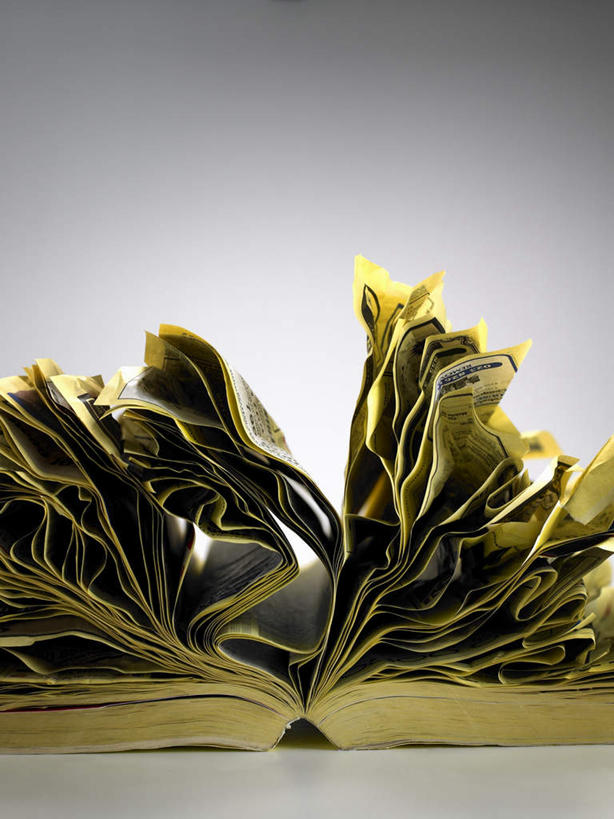 无人,竖图,俯视,室内,特写,白天,白色背景,桌面,桌子,静物,书籍,木制,凌乱,黄色,木制品,摄影,影棚,混乱,纷乱,缭乱,庞杂,书,图书,彩图,高角度拍摄,影棚拍摄,拍摄