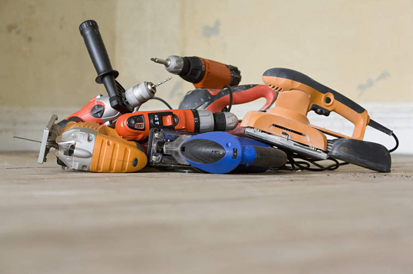 无人,横图,室内,特写,白天,正面,机器,地板,建筑,一堆,堆叠,堆积,工具,墙,地面,凌乱,木地板,墙壁,墙面,机械,堆,电钻,建筑工具,混乱,建筑材料,建筑耗材,消耗品,装潢材料,装潢工具,装潢耗材,耗材,手电钻,电动工具,磨光机,纷乱,缭乱,庞杂,彩图