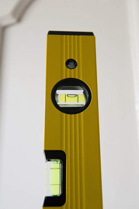 无人,竖图,室内,特写,白天,正面,装修,建筑,静物,测量,工具,刻度,墙,墙壁,墙面,一个,黄色,尺,垂直,单个,测量工具,建筑工具,水平仪,水平,尺子,建筑材料,建筑耗材,消耗品,装潢材料,装潢工具,装潢耗材,耗材,水平尺,水准仪,量具,量仪,水平仪器,彩图