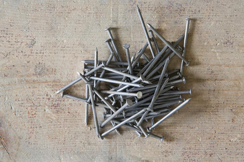 无人,横图,俯视,室内,特写,白天,地板,建筑,静物,金属制品,一堆,堆叠,堆积,金属,钉子,工具,地面,木地板,堆,建筑工具,五金,紧固,建筑材料,建筑耗材,消耗品,装潢材料,装潢工具,装潢耗材,耗材,牢固,彩图,高角度拍摄,稳固