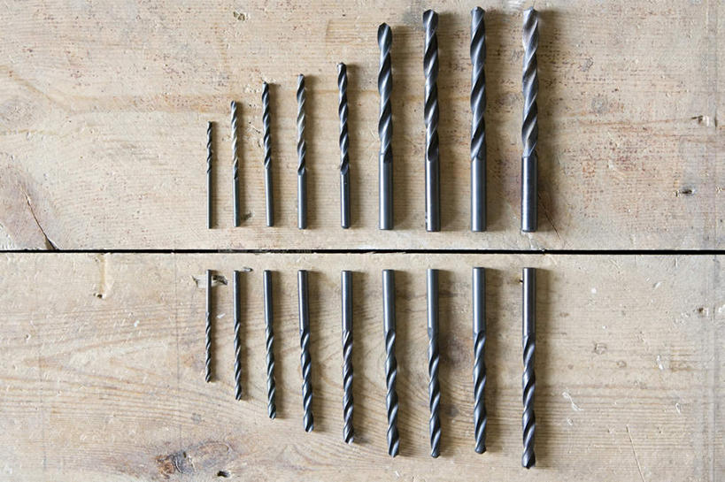 无人,横图,俯视,室内,特写,白天,地板,建筑,静物,金属制品,一排,整齐,并列,并排,金属,工具,地面,木地板,排列,电钻,建筑工具,队列,平行,建筑材料,建筑耗材,消耗品,装潢材料,装潢工具,装潢耗材,耗材,手电钻,电动工具,彩图,高角度拍摄