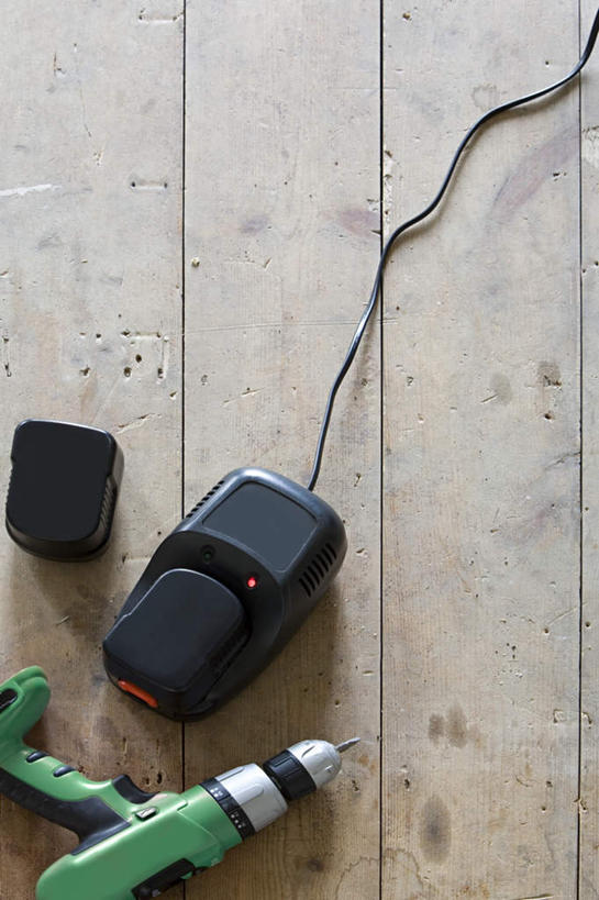 无人,竖图,俯视,室内,特写,白天,地板,静物,电力,电线,线,地面,电能,线路,木地板,能源,电钻,电,电源,电源线,存储,资源,储存,能量,蓄电池,手电钻,电动工具,干电池,蓄电,彩图,高角度拍摄,电池