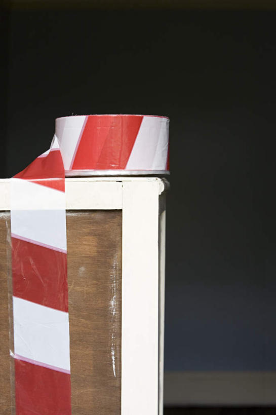 无人,竖图,室内,特写,白天,正面,建筑,静物,椅子,工具,塑料,木椅,红色,白色,塑料制品,建筑工具,建筑材料,建筑耗材,消耗品,装潢材料,装潢工具,装潢耗材,耗材,彩图