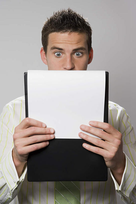 西方人,手,一个人,商务人士,商务男性,站,竖图,室内,白天,正面,衬衫,欧洲,欧洲人,双手,仅一个男性,仅一个人,握,灰色背景,套装,墙,注视,墙壁,墙面,仅一个年轻男性,一个,灰色,观察,看,站着,手部,握着,摄影,影棚,单个,观看,察看,关注,震动,商务装,记录板,工薪阶层,记事板,震惊,男人,男性,年轻男性,白种人,白领,上班族,站立,半身,彩图,影棚拍摄,衬衣,拍摄