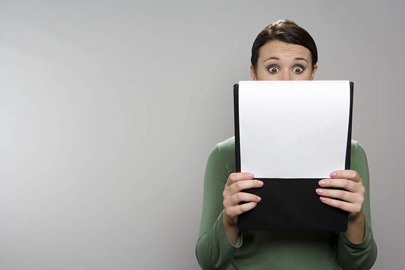 西方人,一个人,商务人士,商务女性,站,横图,室内,白天,正面,欧洲,欧洲人,仅一个年轻女性,仅一个女性,仅一个人,灰色背景,套装,材料,档案,文件,墙,注视,墙壁,墙面,灰色,资料,观察,看,站着,摄影,影棚,观看,一份,察看,关注,震动,文档,商务装,工薪阶层,震惊,年轻女性,女人,女性,白种人,白领,上班族,站立,半身,彩图,影棚拍摄,拍摄