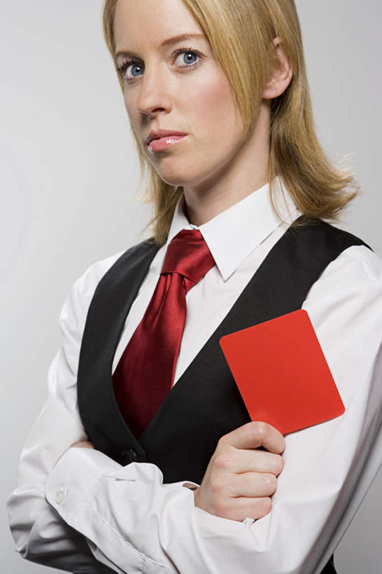 西方人,一个人,商务人士,商务女性,站,双手交叉,竖图,室内,白天,正面,欧洲,欧洲人,仅一个年轻女性,仅一个女性,仅一个人,灰色背景,套装,墙,警告,墙壁,墙面,一个,灰色,站着,警示,摄影,影棚,单个,禁止,严肃,提醒,双手抱胸,庄重,提示,限制,惩罚,商务装,违规,工薪阶层,处罚,犯规,严厉,红牌,威严,严峻,严正,危险,年轻女性,女人,女性,白种人,白领,上班族,站立,半身,彩图,影棚拍摄,拍摄