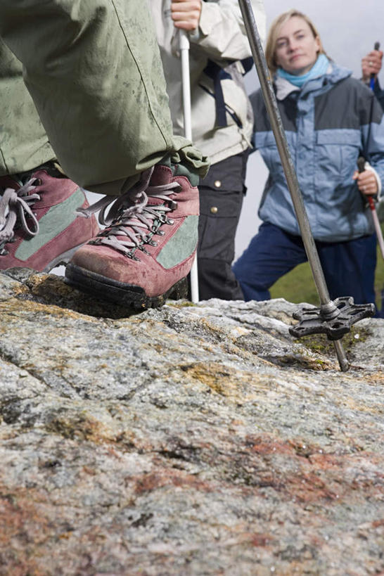 西方人,四个人,伙伴,朋友,走,攀登,竖图,室外,白天,正面,运动服,运动鞋,锻炼,旅游,度假,探险,友谊,运动,攀岩,石头,山,山脉,鞋子,欧洲,欧洲人,一双,服装,朦胧,模糊,工具,器材,石子,山峰,山峦,娱乐,极限运动,衣服,群山,享受,休闲,器械,爬,放松,服饰,拐杖,休闲鞋,衣着,穿着,室外运动,户外运动,登山杖,辅助设备,衣饰,登山棍,冒险,体育,友情,男人,男性,年轻男性,年轻女性,女人,女性,白种人,石块,岩石,步行,登山,爬山,攀爬,走路,半身,彩图,健身,运动装