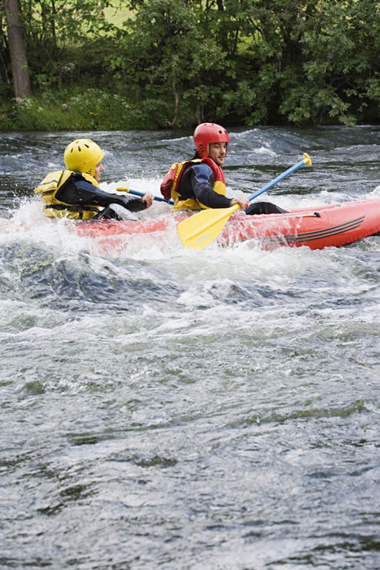 划船,皮划艇,西方人,两个人,站,竖图,室外,白天,侧面,运动服,爱情,河流,水,植物,急流,船,帽子,欧洲,欧洲人,两顶,一艘,握,阴影,服装,光线,船桨,头盔,影子,河水,水流,浪漫,注视,树,树木,两个,衣服,绿色,阳光,自然,安全帽,交通工具,观察,看,站着,温暖,温馨,激流,恩爱,握着,恋人,服饰,生长,成长,观看,和睦,察看,衣着,穿着,关注,载具,洪流,衣饰,荡舟,男人,男性,年轻男性,年轻女性,女人,女性,白种人,情侣,站立,彩图,全身,伴侣,融洽,运动装