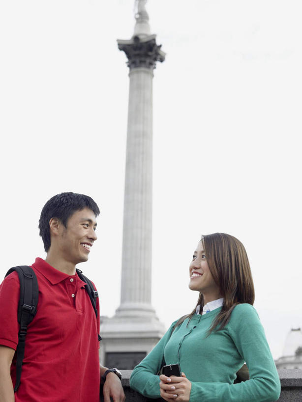 东方人,两个人,站,笑,微笑,露齿笑,竖图,室外,白天,正面,爱情,旅游,度假,标志建筑,地标,建筑,英国,欧洲,伦敦,亚洲,服装,包,首都,浪漫,旅行包,注视,休闲装,黄种人,娱乐,建设,衣服,背包,观察,看,站着,享受,休闲,温暖,温馨,休闲服,旅游胜地,恩爱,放松,恋人,服饰,观看,和睦,察看,西欧,关注,大不列颠,特拉法尔加广场,纳尔逊纪念柱,特拉法加广场,大不列颠及北爱尔兰联合王国,旅游包,大不列颠联合王国,日不落英帝国,伦敦纳尔逊纪念柱,男人,男性,年轻男性,年轻女性,女人,女性,亚洲人,情侣,站立,半身,彩图,伴侣,融洽,双肩包