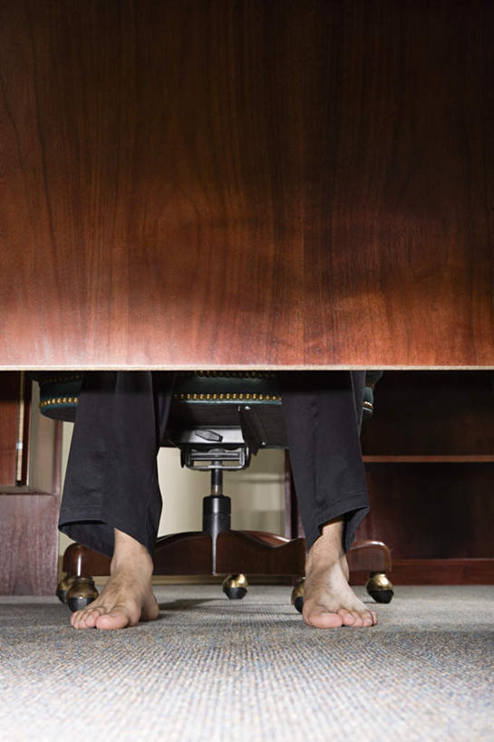 西方人,腿部,脚,脚趾,脚趾甲,腿,一个人,商务人士,商务男性,办公室,坐,竖图,室内,白天,正面,衬衫,地毯,家具,桌子,椅子,欧洲,欧洲人,仅一个男性,仅一个人,仅一个中年男性,套装,装饰,编织,手工艺品,办公桌,织物,光脚,踩,会议椅,工艺品,踩着,赤脚,华丽,修饰,办公椅,点缀,商务装,工薪阶层,办公家具,衬托,美观,雅致,雅观,商务椅,培训椅,男人,男性,中年男性,白种人,脚指甲,白领,上班族,坐着,半身,彩图,衬衣