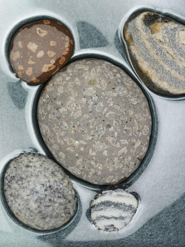 无人,竖图,俯视,室内,特写,白天,石头,石子,池塘,水池,倒影,鹅卵石,摄影,影棚,倒映,按摩石,反照,石块,彩图,高角度拍摄,影棚拍摄,拍摄