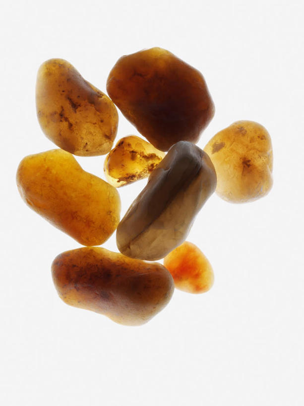 无人,竖图,室内,特写,白天,白色背景,正面,石头,静物,一堆,许多,堆叠,堆积,石子,很多,黄色,摄影,影棚,堆,沉积岩,水成岩,石块,岩石,彩图,影棚拍摄,拍摄