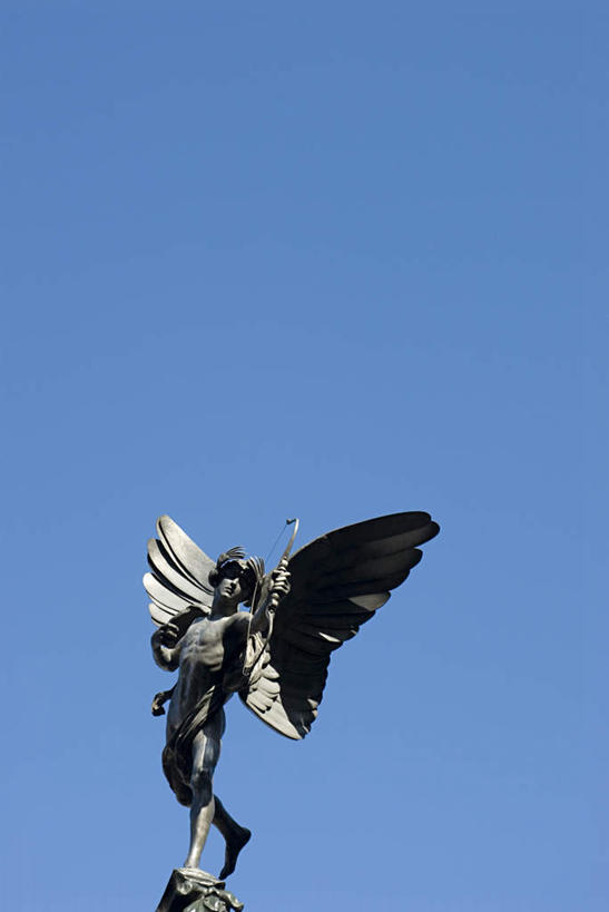 西方人,一个人,无人,站,竖图,室外,白天,仰视,民族服装,旅游,度假,名胜古迹,标志建筑,地标,建筑,雕塑,英国,欧洲,伦敦,欧洲人,仅一个男性,仅一个人,握,遗迹,艺术,装饰,翅膀,雕刻,雕像,弓箭,首都,拿,拿着,注视,古迹,文物,娱乐,建设,古建筑,皮卡迪利广场,仅一个年轻男性,蓝色,蓝天,天空,工艺品,天,观察,看,站着,享受,休闲,旅游胜地,放松,握着,晴朗,观看,纪念,美术,察看,西欧,关注,主题,大不列颠,陈列,古文明,大不列颠及北爱尔兰联合王国,万里无云,功能,美学,大不列颠联合王国,日不落英帝国,漆雕,雾都,男人,男性,年轻男性,白种人,晴空,晴空万里,站立,彩图,低角度拍摄,全身,传统服装,民俗服