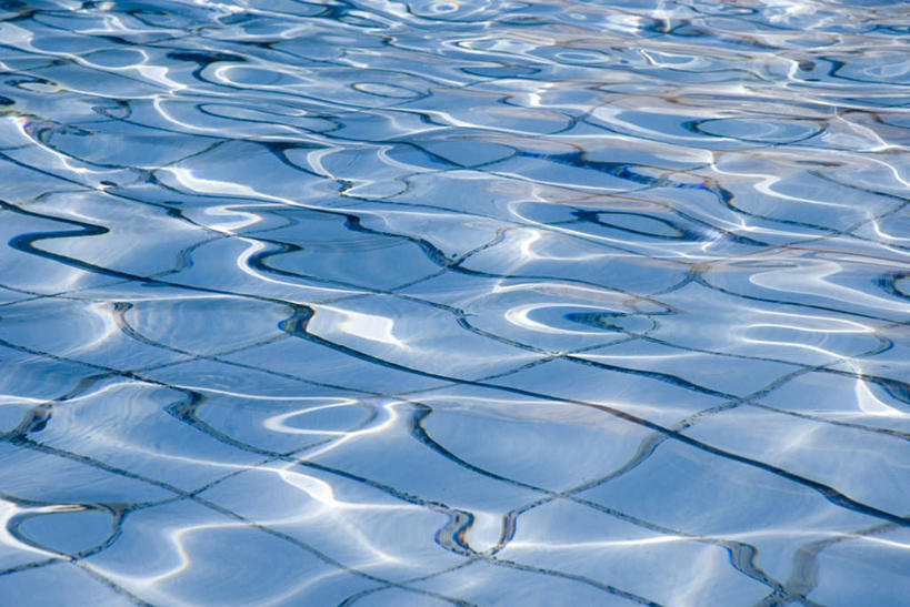 无人,游泳池,横图,俯视,室外,白天,水,波纹,水池,水面,涟漪,泳池,蓝色,水纹,波浪,波光粼粼,水晕,彩图,高角度拍摄