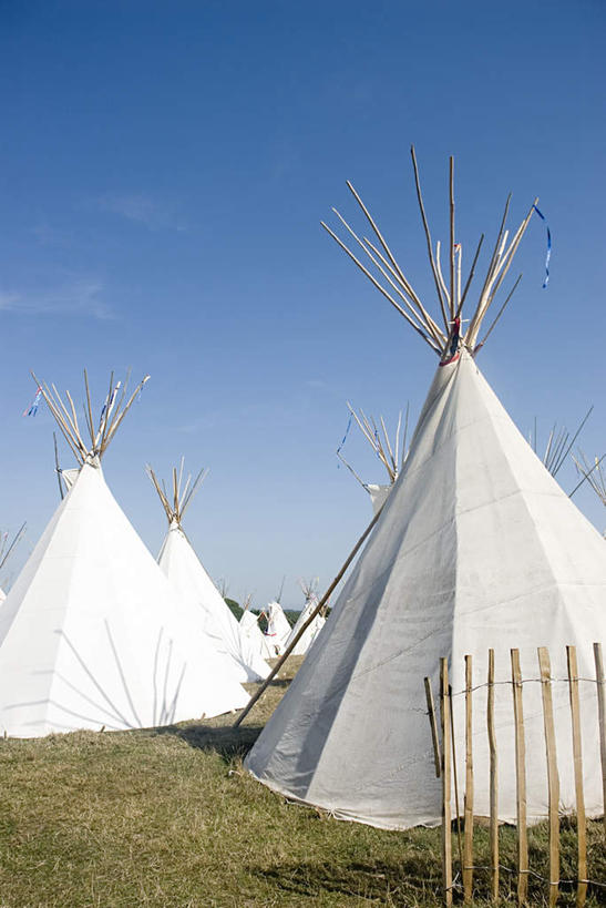 无人,家,栏杆,竖图,室外,白天,正面,旅游,度假,草地,草坪,美景,植物,英国,欧洲,许多,栅栏,帐篷,房屋,屋子,景观,篱笆,云,云朵,围栏,云彩,文化,娱乐,传统,护栏,英格兰,住宅,草,排列,蓝色,绿色,白云,蓝天,天空,自然,天,享受,休闲,景色,放松,晴朗,西欧,自然风光,大不列颠,大不列颠及北爱尔兰联合王国,大不列颠联合王国,日不落英帝国,摆列,印第安人帐篷,印第安帐篷,英吉利,晴空,彩图,房子,小屋,布列,分列