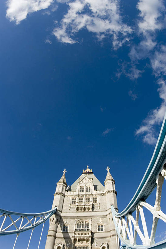 无人,竖图,室外,白天,仰视,旅游,度假,名胜古迹,标志建筑,大桥,地标,建筑,桥梁,英国,欧洲,伦敦,阴影,遗迹,光线,影子,堡垒,城堡,云,云朵,桥,首都,云彩,古迹,文物,娱乐,建设,古建筑,伦敦塔桥,泰晤士河,蓝色,白云,蓝天,天空,阳光,天,享受,休闲,旅游胜地,放松,吊桥,晴朗,人行桥,悬索桥,西欧,要塞,吊杆,大不列颠,古文明,大不列颠及北爱尔兰联合王国,塔桥,大不列颠联合王国,日不落英帝国,雾都,锚锭,悬索,设防,晴空,彩图,低角度拍摄