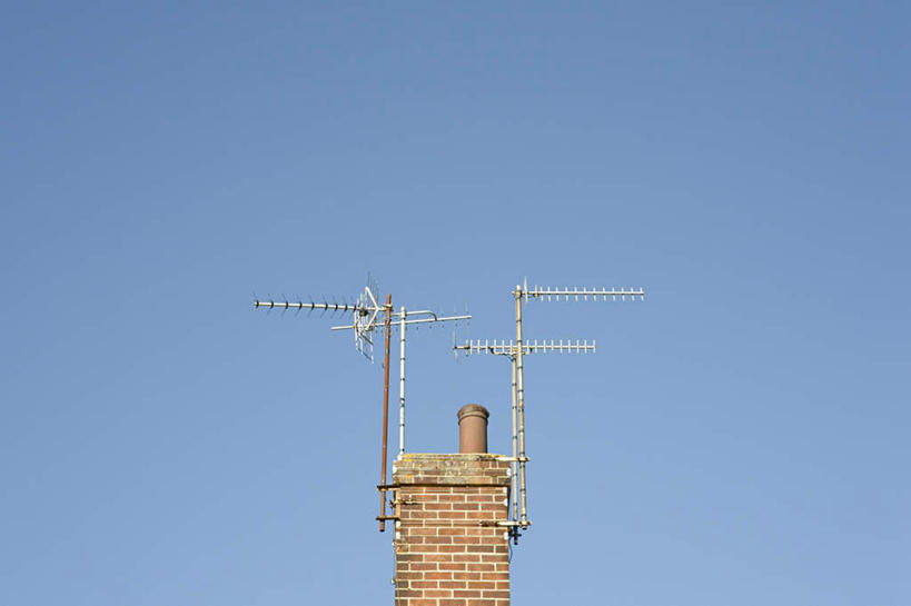 无人,横图,室外,白天,仰视,烟囱,天线,卫星,一个,蓝色,蓝天,天空,天,晴朗,单个,信号,无线电,卫星天线,万里无云,卫星通信,卫星信号,晴空,晴空万里,彩图,低角度拍摄