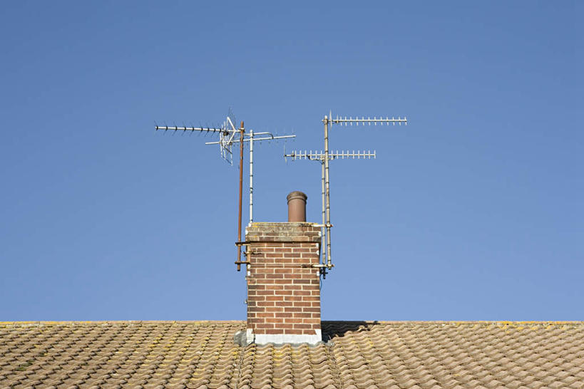 无人,横图,室外,白天,仰视,烟囱,天线,卫星,一个,蓝色,蓝天,天空,天,晴朗,单个,信号,无线电,卫星天线,万里无云,卫星通信,卫星信号,晴空,晴空万里,彩图,低角度拍摄