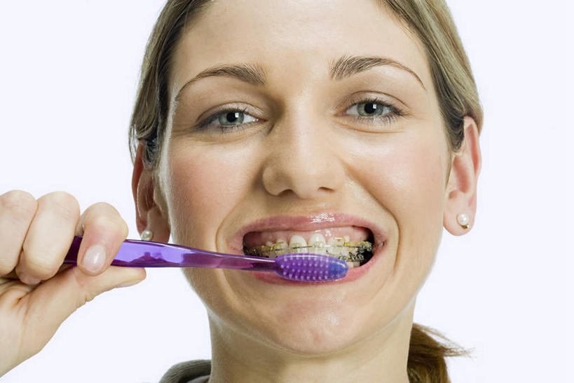 西方人,脸,头,脸颊,手,一个人,横图,室内,特写,白天,白色背景,正面,欧洲,欧洲人,仅一个年轻女性,仅一个女性,仅一个人,握,牙刷,拿,拿着,注视,刷牙,模型,日用品,观察,看,清洁,张嘴,手部,握着,摄影,影棚,模具,洗漱用品,观看,单手,察看,卫生,关注,矫正,牙科,牙套,张大嘴巴,牙箍,校正,校准,牙饰,年轻女性,女人,女性,白种人,头部,脸部,脸蛋,面部,张开嘴,半身,彩图,影棚拍摄,拍摄