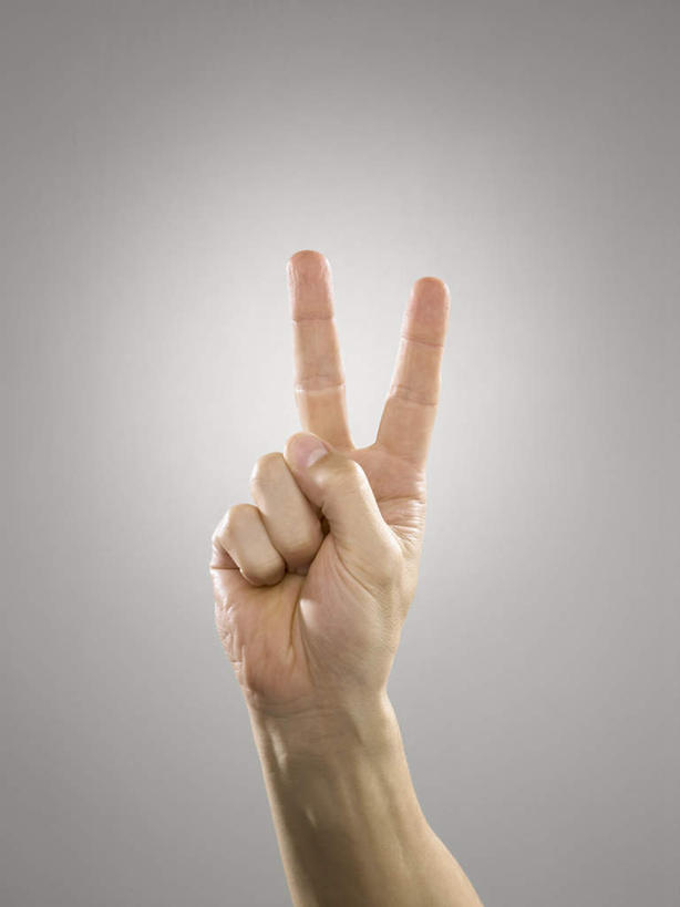 西方人,手,一个人,竖图,室内,特写,白天,正面,快乐,兴奋,骄傲,成功,胜利,欧洲,欧洲人,仅一个男性,仅一个人,灰色背景,仅一个年轻男性,手势,手部,自信,摄影,影棚,单手,男人,男性,年轻男性,白种人,半身,彩图,影棚拍摄,欢乐,开心,拍摄