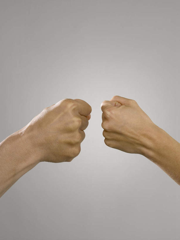 西方人,手,两个人,伙伴,朋友,竖图,室内,特写,白天,侧面,友谊,欧洲,欧洲人,双手,握,灰色背景,鼓励,加油,手势,握拳,手部,打气,握着,摄影,影棚,鼓舞,友情,男人,男性,女人,女性,中年男性,中年女性,白种人,半身,彩图,影棚拍摄,拍摄