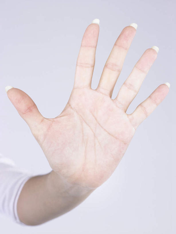 西方人,手,指甲,一个人,竖图,室内,特写,白天,白色背景,正面,欧洲,欧洲人,仅一个年轻女性,仅一个女性,仅一个人,展开,张开,手部,摄影,影棚,单手,年轻女性,女人,女性,白种人,手指甲,半身,彩图,影棚拍摄,拍摄