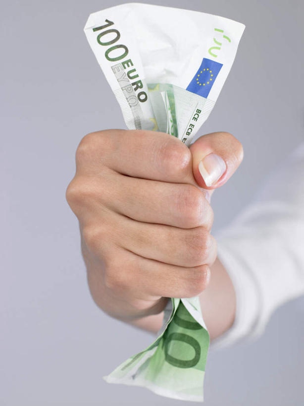 西方人,手,一个人,捏,竖图,室内,特写,白天,白色背景,正面,钱,欧洲,欧洲人,仅一个女性,仅一个人,一张,握,用力,钱币,墙,捏着,墙壁,墙面,白色,仅一个中年女性,手部,握着,钞票,金融,纸币,摄影,影棚,经济,单手,使劲,流通,纸钞,贸易,货币,现金,女人,女性,中年女性,白种人,半身,彩图,影棚拍摄,拍摄