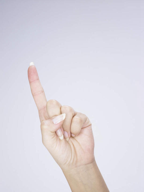 西方人,一个人,竖图,室内,特写,白天,正面,欧洲,欧洲人,仅一个年轻女性,仅一个女性,仅一个人,紫色背景,墙,鼓励,墙壁,墙面,紫色,加油,手势,打气,摄影,影棚,食指,鼓舞,年轻女性,女人,女性,白种人,半身,彩图,影棚拍摄,拍摄