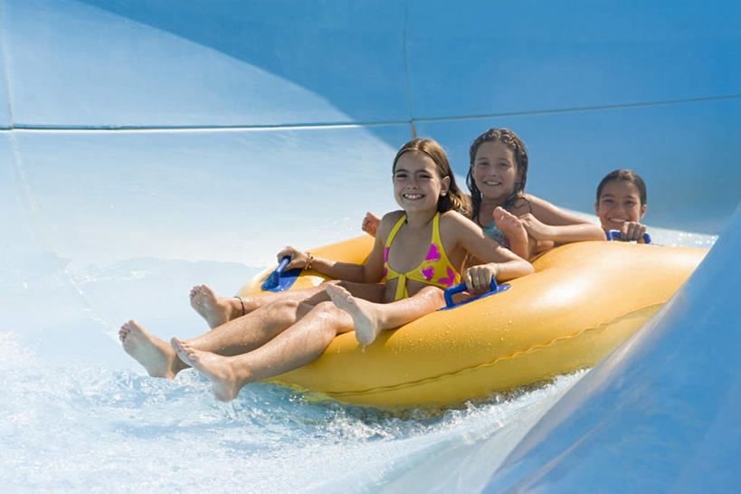 西方人,儿童,腿部,脚,脚趾,脚趾甲,腿,三个人,伙伴,朋友,游泳池,躺,笑,微笑,露齿笑,横图,室外,白天,正面,泳装,比基尼,游戏,友谊,纯洁,水,船,玩具,欧洲,欧洲人,一艘,阴影,朦胧,模糊,光线,影子,水池,水面,玩,注视,光脚,娱乐,运动器械,泳池,小孩,黄色,阳光,交通工具,观察,看,休闲,赤脚,滑滑梯,滑梯,可爱,童年,童趣,益智,观看,活动,察看,发泄,关注,消遣,智力,载具,童真,气垫船,烂漫,无邪,宣泄,卧着,天真,友情,女孩,女人,女性,白种人,脚指甲,躺着,玩耍,卧,嬉戏,彩图,全身,三点式,泳衣,女生