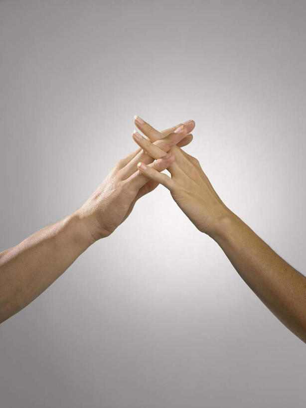 西方人,手,两个人,双手交叉,竖图,室内,特写,白天,侧面,爱情,欧洲,欧洲人,灰色背景,墙,浪漫,墙壁,墙面,灰色,温暖,温馨,手部,恩爱,恋人,摄影,影棚,和睦,男人,男性,年轻男性,年轻女性,女人,女性,白种人,情侣,十字手,半身,彩图,影棚拍摄,拍摄,伴侣,融洽