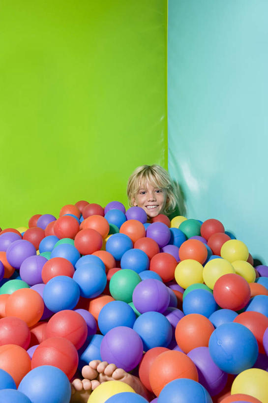 西方人,儿童,一个人,坐,笑,微笑,露齿笑,竖图,彩色,室内,白天,正面,游戏,纯洁,玩具,欧洲,欧洲人,仅一个男性,仅一个人,墙,玩,注视,娱乐,墙壁,墙面,球,小孩,观察,看,仅一个小孩,休闲,可爱,童年,童趣,益智,观看,活动,察看,发泄,关注,消遣,智力,童真,烂漫,无邪,宣泄,天真,男孩,男人,男性,白种人,孩子,玩耍,嬉戏,坐着,半身,彩图,男生