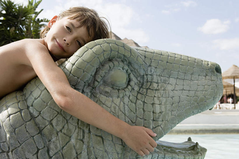 西方人,儿童,一个人,笑,微笑,露齿笑,横图,室外,白天,侧面,纯洁,植物,鳄鱼,野生动物,雕塑,欧洲,欧洲人,仅一个男性,仅一个人,阴影,艺术,装饰,光线,爬行动物,雕刻,雕像,伞,影子,雨伞,遮阳伞,云,云朵,云彩,注视,阳伞,裸露,树,树木,小孩,蓝色,绿色,白云,蓝天,天空,阳光,自然,动物,工艺品,天,观察,看,趴着,仅一个小孩,可爱,童年,童趣,生长,晴朗,成长,观看,纪念,美术,察看,关注,主题,裸,凶猛,陈列,童真,烂漫,无邪,功能,美学,残暴,天真,凶残,男孩,男人,男性,白种人,孩子,晴空,趴,半身,彩图,男生