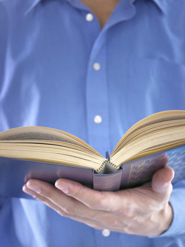 西方人,手,一个人,站,捧,竖图,室内,特写,白天,正面,书籍,欧洲,欧洲人,仅一个男性,仅一个人,仅一个中年男性,一本,阴影,服装,朦胧,模糊,反射,影子,休闲装,衣服,站着,休闲,手部,休闲服,服饰,单手,男人,男性,中年男性,白种人,书,图书,端,端着,捧着,手捧,站立,半身,彩图