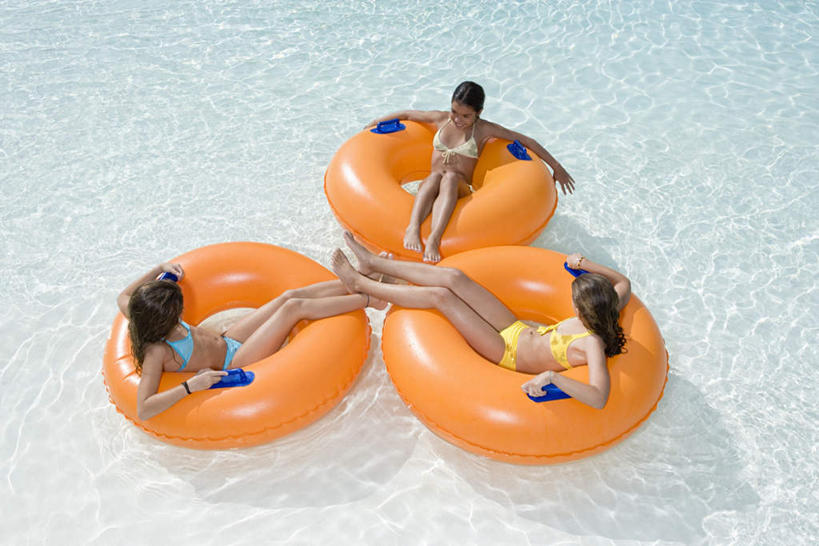 游泳,西方人,儿童,腿部,脚,脚趾,脚趾甲,腿,三个人,伙伴,朋友,游泳池,躺,横图,俯视,室外,白天,泳装,比基尼,友谊,纯洁,水,欧洲,欧洲人,阴影,光线,救生圈,影子,塑料,水池,水面,注视,光脚,泳池,三个,小孩,阳光,塑料制品,游泳圈,观察,看,赤脚,橙色,可爱,童年,童趣,充气,观看,察看,救生,关注,童真,烂漫,无邪,泅水,卧着,天真,友情,女孩,女人,女性,白种人,脚指甲,躺着,卧,彩图,高角度拍摄,全身,三点式,泳衣,女生