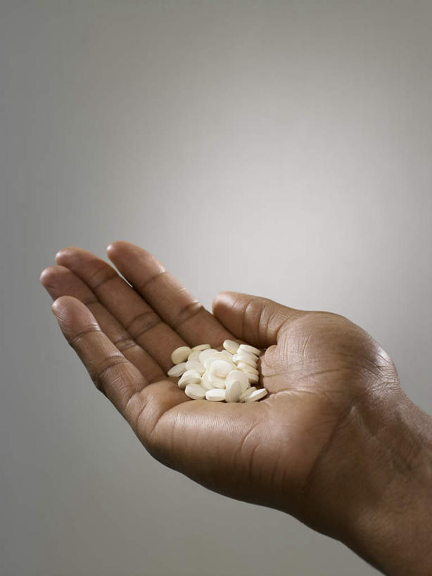 西方人,手,一个人,竖图,室内,特写,白天,正面,安全,欧洲,欧洲人,仅一个男性,仅一个人,一堆,许多,握,堆叠,堆积,灰色背景,药剂,药丸,墙,防护,药片,墙壁,墙面,仅一个年轻男性,灰色,药品,手部,治疗,握着,摄影,影棚,堆,保护,单手,药物,医疗,保险,预防,平安,男人,男性,年轻男性,白种人,半身,彩图,影棚拍摄,拍摄