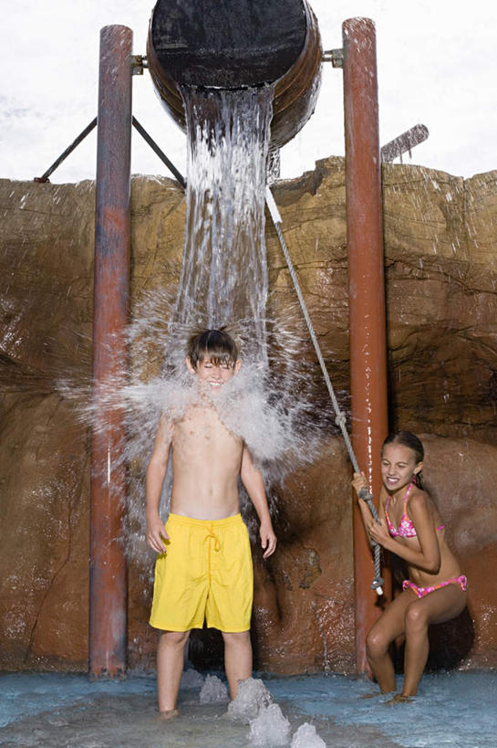 西方人,儿童,两个人,伙伴,朋友,游泳池,站,拉,闭眼,笑,微笑,露齿笑,竖图,室外,白天,正面,泳装,比基尼,友谊,纯洁,山,山脉,水,欧洲,欧洲人,弯腰,飞溅,裤子,朦胧,模糊,溅,桶,液体,山峰,水池,水滴,水面,山峦,注视,泳池,裸露,水珠,小孩,天空,容器,绳子,群山,天,观察,看,站着,可爱,童年,童趣,晴朗,观看,储藏,绳索,察看,储存,关注,喷洒,裸,童真,烂漫,无邪,万里无云,弯身,天真,友情,男孩,男人,男性,女孩,女人,女性,白种人,晴空,晴空万里,闭眼睛,闭着眼,闭着眼睛,站立,彩图,全身,三点式,泳衣,贮存,男生,女生