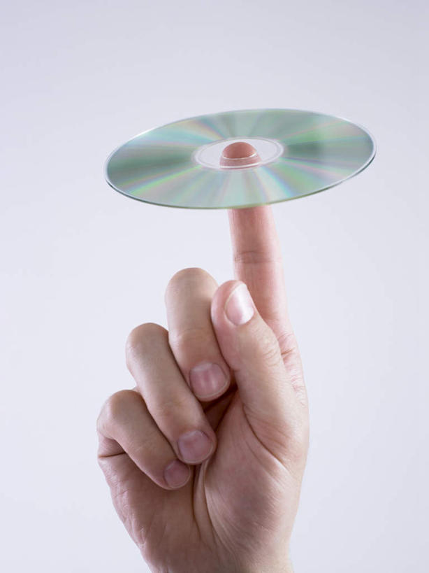 西方人,手,一个人,竖图,室内,特写,白天,正面,数据,欧洲,欧洲人,仅一个年轻女性,仅一个女性,仅一个人,握,紫色背景,信息,光盘,墙,光碟,存储介质,墙壁,墙面,一个,紫色,手部,握着,摄影,影棚,单个,碟片,单手,存储,年轻女性,女人,女性,白种人,半身,彩图,影棚拍摄,拍摄