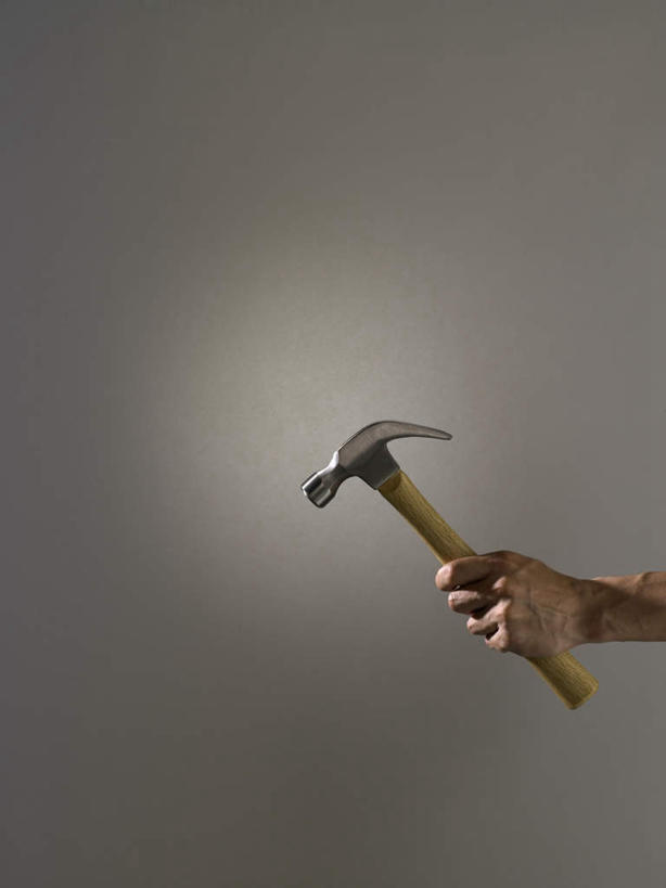 西方人,手,一个人,竖图,室内,特写,白天,正面,欧洲,欧洲人,仅一个男性,仅一个人,一把,敲打,握,灰色背景,锤子,工具,榔头,墙,墙壁,墙面,仅一个年轻男性,灰色,手部,握着,摄影,影棚,单手,五金,变形,紧固,矫正,塑形,牢固,男人,男性,年轻男性,白种人,半身,彩图,影棚拍摄,拍摄