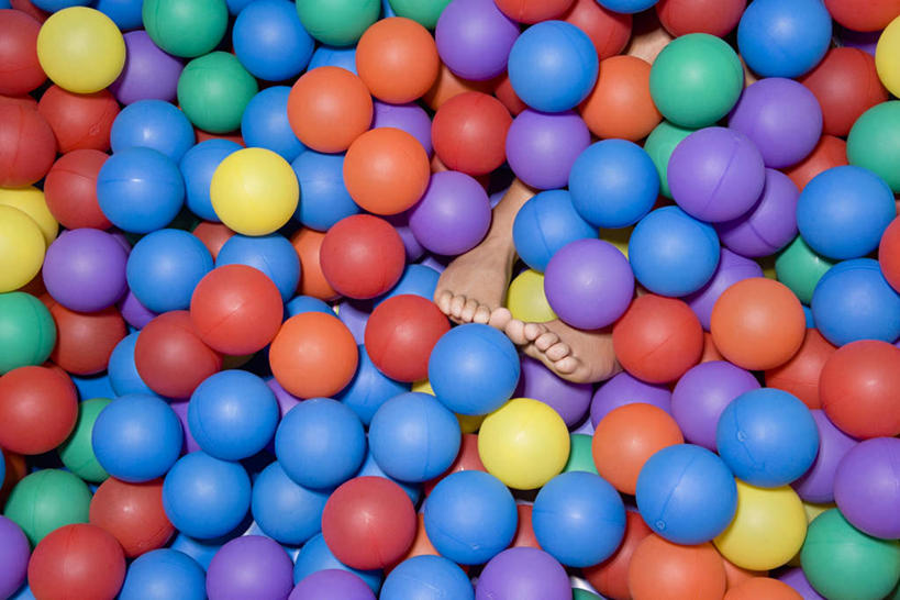 西方人,儿童,腿部,脚,脚趾,脚趾甲,腿,一个人,横图,俯视,彩色,室内,特写,白天,游戏,纯洁,玩具,欧洲,欧洲人,仅一个男性,仅一个人,许多,玩,光脚,娱乐,球,小孩,仅一个小孩,休闲,赤脚,可爱,童年,童趣,益智,活动,五颜六色,色彩斑斓,发泄,消遣,智力,五彩缤纷,童真,烂漫,无邪,宣泄,五彩斑斓,五光十色,天真,男孩,男人,男性,白种人,孩子,脚指甲,玩耍,嬉戏,半身,彩图,高角度拍摄,男生