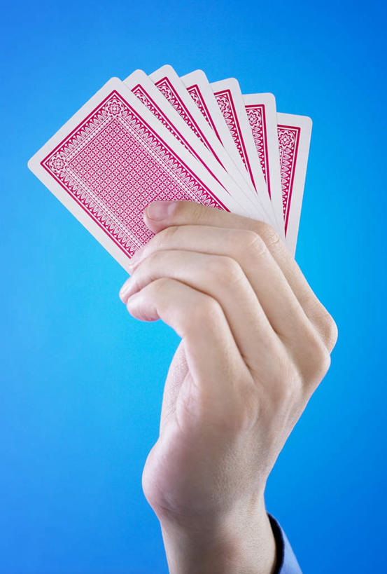 西方人,手,一个人,竖图,室内,特写,白天,正面,游戏,赌博,贪欲,竞争,纸牌,玩具,扑克,欧洲,欧洲人,仅一个男性,仅一个人,许多,握,蓝色背景,墙,玩,娱乐,刺激,墙壁,墙面,仅一个年轻男性,蓝色,休闲,手部,握着,摄影,影棚,活动,单手,发泄,消遣,智力,赌具,投机,侥幸,欲望,宣泄,男人,男性,年轻男性,白种人,玩耍,嬉戏,半身,彩图,影棚拍摄,拍摄,胜负,输赢