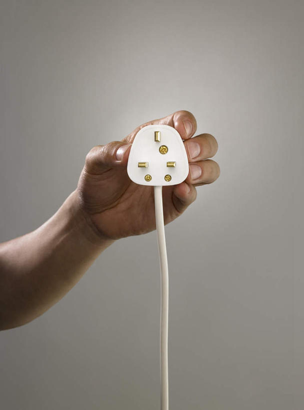 西方人,手,一个人,竖图,室内,特写,白天,正面,欧洲,欧洲人,仅一个男性,仅一个人,握,灰色背景,电力,插头,电线,线,墙,电能,线路,墙壁,墙面,仅一个年轻男性,一个,灰色,手部,握着,摄影,影棚,单个,电,单手,电源,电源线,能量,男人,男性,年轻男性,白种人,半身,彩图,影棚拍摄,拍摄