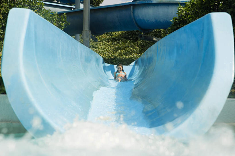 西方人,儿童,腿部,脚,脚趾,脚趾甲,腿,一个人,坐,笑,微笑,露齿笑,横图,室外,白天,正面,泳装,比基尼,游戏,纯洁,水,玩具,欧洲,欧洲人,仅一个女性,仅一个人,阴影,飞溅,朦胧,模糊,溅,光线,液体,影子,水滴,玩,注视,光脚,娱乐,运动器械,管道,水珠,小孩,蓝色,阳光,观察,看,仅一个小孩,休闲,赤脚,滑滑梯,滑梯,可爱,童年,童趣,益智,观看,活动,察看,发泄,关注,喷洒,消遣,智力,童真,烂漫,无邪,宣泄,天真,女孩,女人,女性,白种人,孩子,脚指甲,玩耍,嬉戏,坐着,彩图,全身,三点式,泳衣,女生