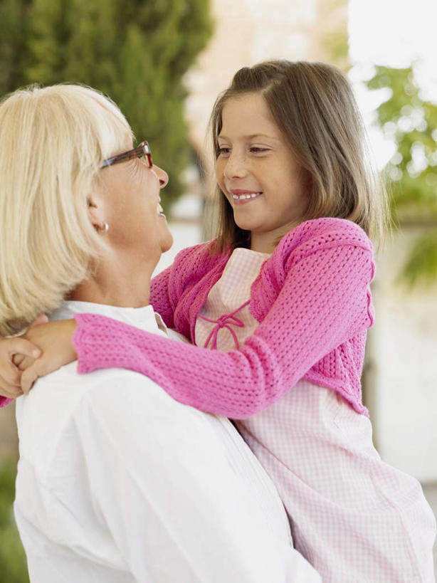 西方人,儿童,老年人,两个人,家庭,祖母,站,抱,笑,微笑,露齿笑,竖图,室外,白天,侧面,纯洁,植物,欧洲,欧洲人,一副,阴影,服装,朦胧,模糊,光线,眼镜,影子,休闲装,树,树木,小孩,衣服,绿色,阳光,自然,站着,休闲,温暖,温馨,一家人,休闲服,可爱,童年,童趣,服饰,生长,奶奶,成长,抱着,祖孙,和睦,搂着,近视眼镜,童真,烂漫,无邪,外婆,外孙女,外祖母,天真,老年女性,女孩,女人,女性,白种人,孩子,孙女,搂,搂抱,站立,半身,彩图,融洽,女生