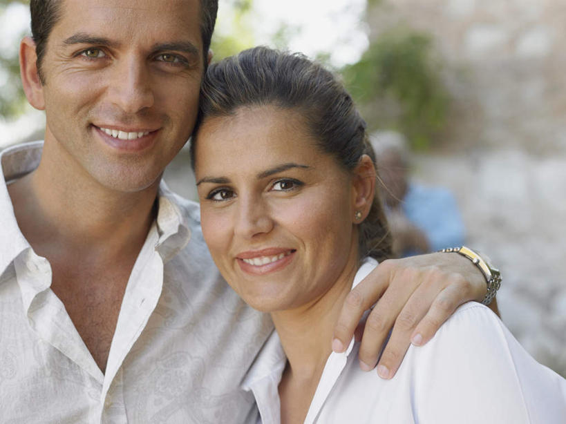 西方人,脸,头,脸颊,两个人,夫妻,站,笑,微笑,露齿笑,横图,室外,特写,白天,正面,爱情,植物,欧洲,欧洲人,阴影,服装,朦胧,模糊,时间,光线,时钟,手表,影子,浪漫,计时,注视,休闲装,肩膀,树,树木,一个,衣服,绿色,阳光,自然,钟表,观察,看,站着,休闲,休闲服,表,恩爱,搭,恋人,服饰,生长,单个,成长,观看,腕表,察看,搭着,关注,男人,男性,女人,女性,中年男性,中年女性,白种人,头部,脸部,脸蛋,面部,夫妇,情侣,钟,站立,半身,彩图,伴侣