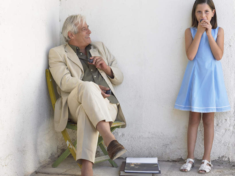 西方人,儿童,老年人,两个人,家庭,祖父,站,坐,吃,横图,室外,白天,正面,裙子,纯洁,水果,椅子,欧洲,欧洲人,连衣裙,服装,新鲜,墙,生食,食品,果实,二郎腿,休闲装,墙壁,墙面,食物,小孩,衣服,白色,站着,休闲,温暖,温馨,一家人,休闲服,可爱,童年,童趣,服饰,有机食品,绿色食品,爷爷,祖孙,和睦,童真,烂漫,无邪,外孙女,外公,外祖父,天真,老年男性,男人,男性,女孩,白种人,孩子,孙女,嚼,食,站立,坐着,半身,彩图,融洽,女生