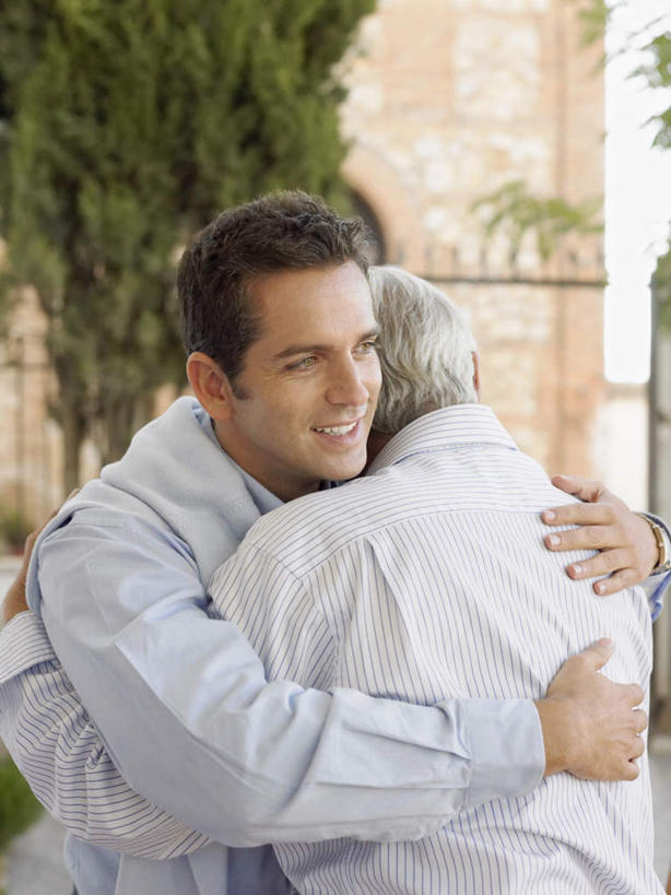 西方人,背部,两个人,家庭,抱,笑,微笑,露齿笑,竖图,室外,白天,正面,植物,欧洲,欧洲人,阴影,服装,朦胧,模糊,光线,工具,影子,墙,注视,休闲装,墙壁,墙面,树,树木,衣服,绿色,阳光,自然,观察,看,休闲,温暖,温馨,一家人,休闲服,服饰,生长,成长,抱着,观看,和睦,察看,搂着,关注,斧头,斧子,老年男性,男人,男性,中年男性,白种人,搂,搂抱,半身,彩图,融洽